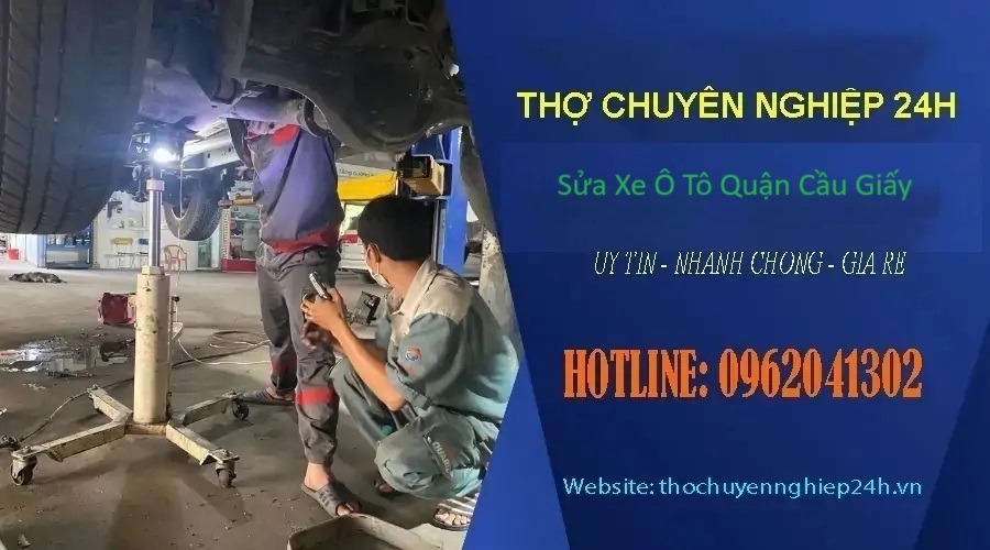 Thợ kỹ thuật đang kiểm tra động cơ ô tô tại Cầu Giấy