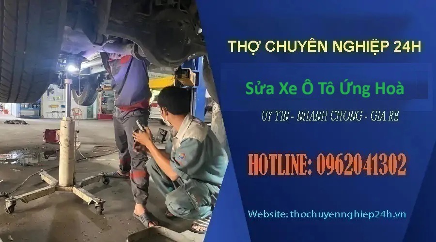 Thợ sửa xe đang kiểm tra lốp ô tô
