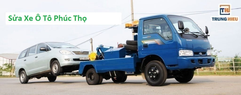 Thợ sửa xe ô tô chuyên nghiệp đang kiểm tra gầm xe